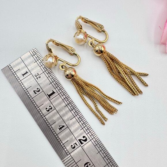 Vintage Faux Pearl And Tassel Clip On Earrings Gold Tone Chic Occasion Holiday - Picture 8 of 10